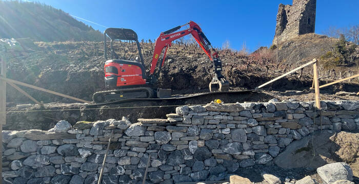 Bagger beim Bau der Trockenmauer