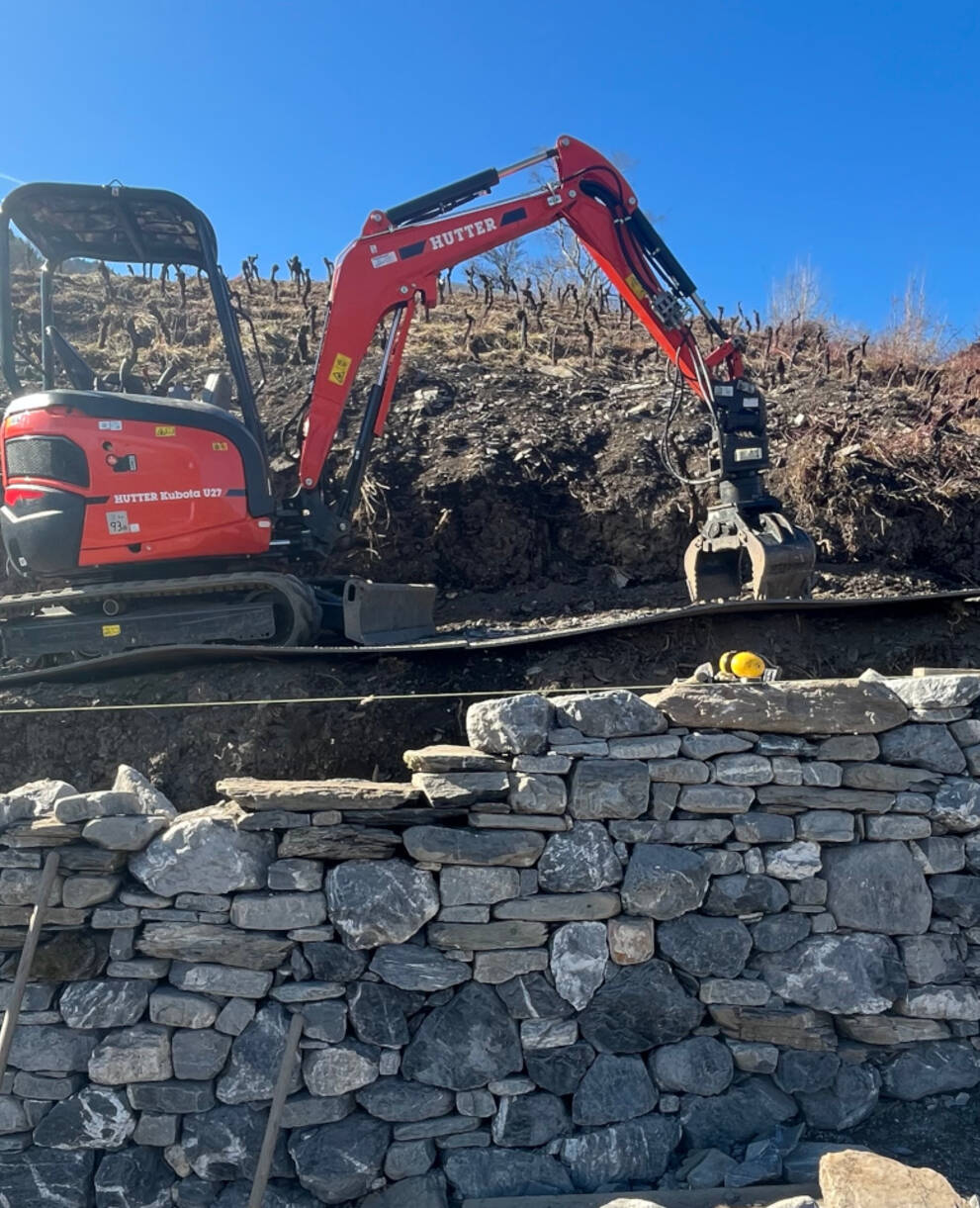 Bagger beim Bau der Trockenmauer