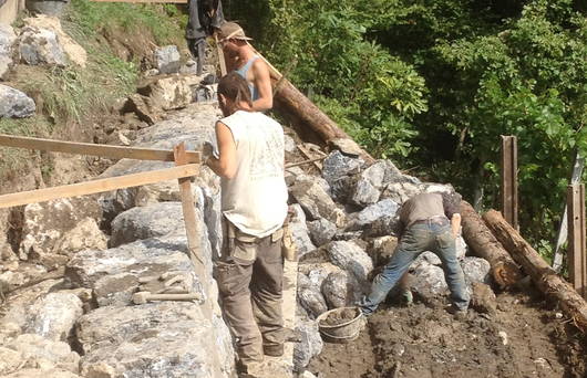 Der Bau von Trockenmauern ist kein einfaches Handwerk. (Foto Peter Weidmann)